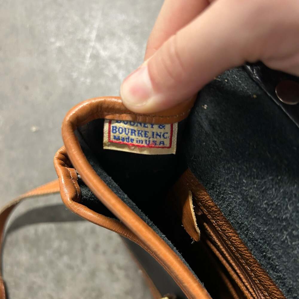 Vintage Dooney & Bourke All Weather Leather Surrey Carrier Crossbody Bag - Picture 4 of 13